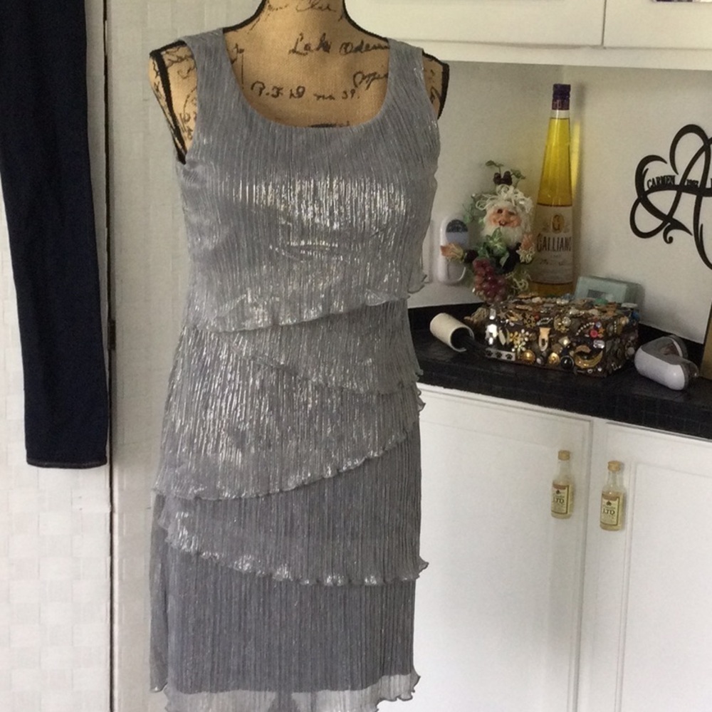 *Dress by Connected sleeveless color sliver gray size 6  100% polyester. …